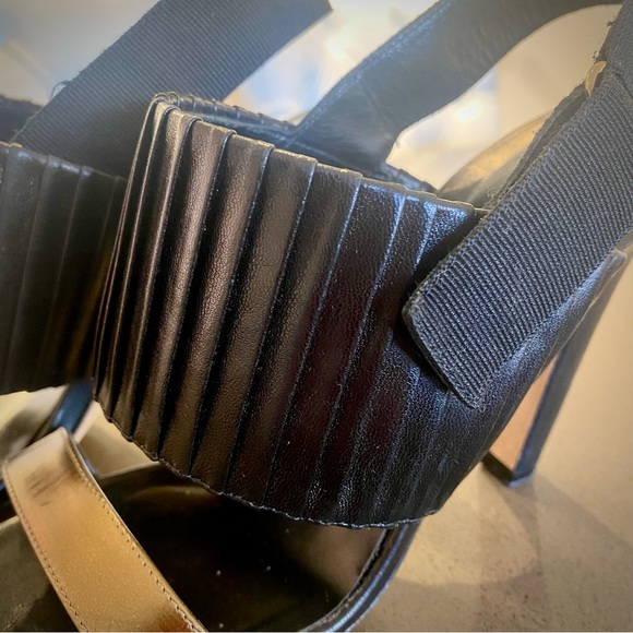 CLUB MONACO ⭐️6 1/2 Cool Looking Heels ! Black pleated Leather with Gold band.♥️ - Picture 5 of 11